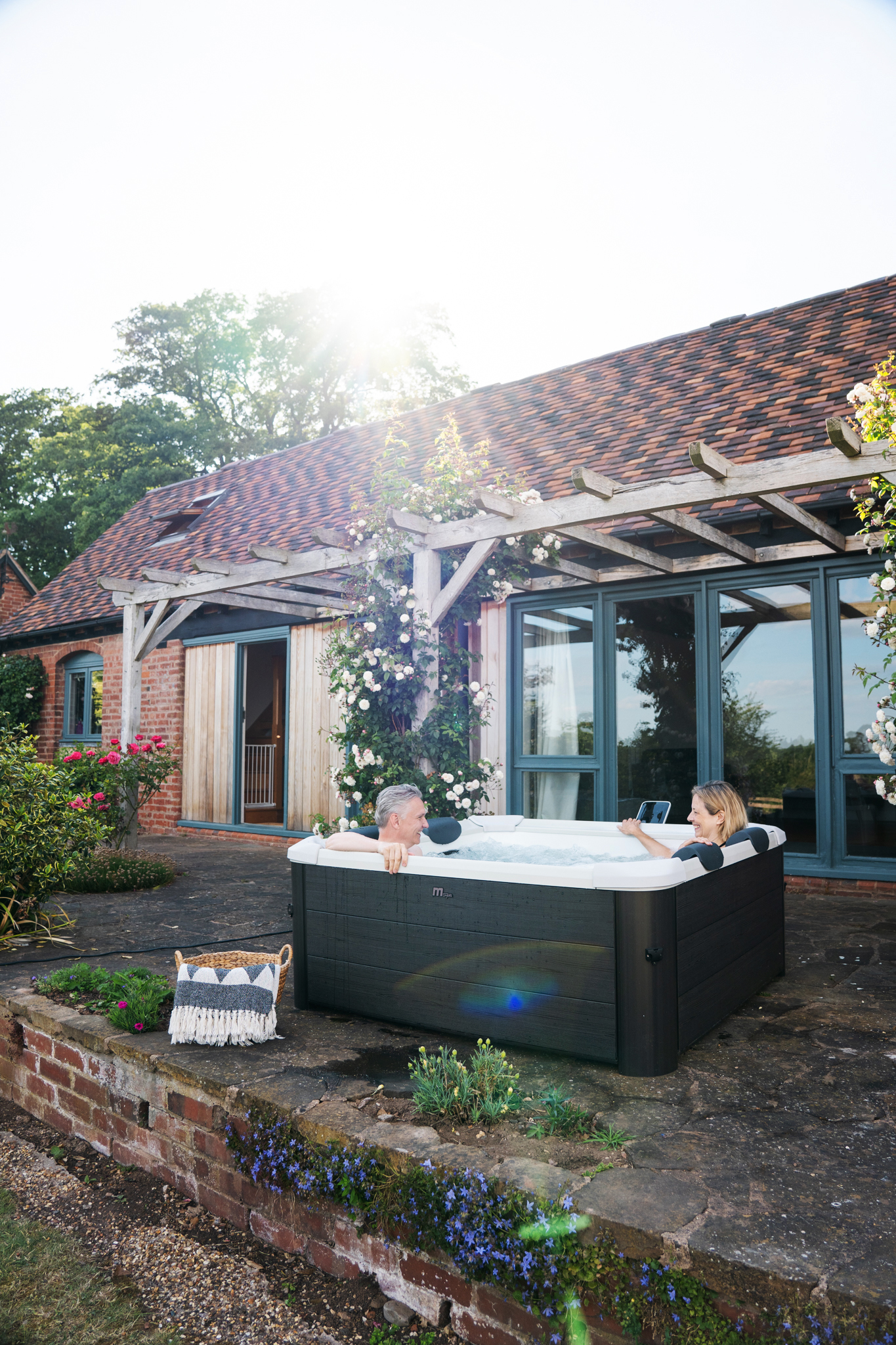 MSpa Whirlpool OSLO PLUS XXL 180 x 180 cm - NEUSTES Modell 2025 - inkl. WiFi, LED, UVC