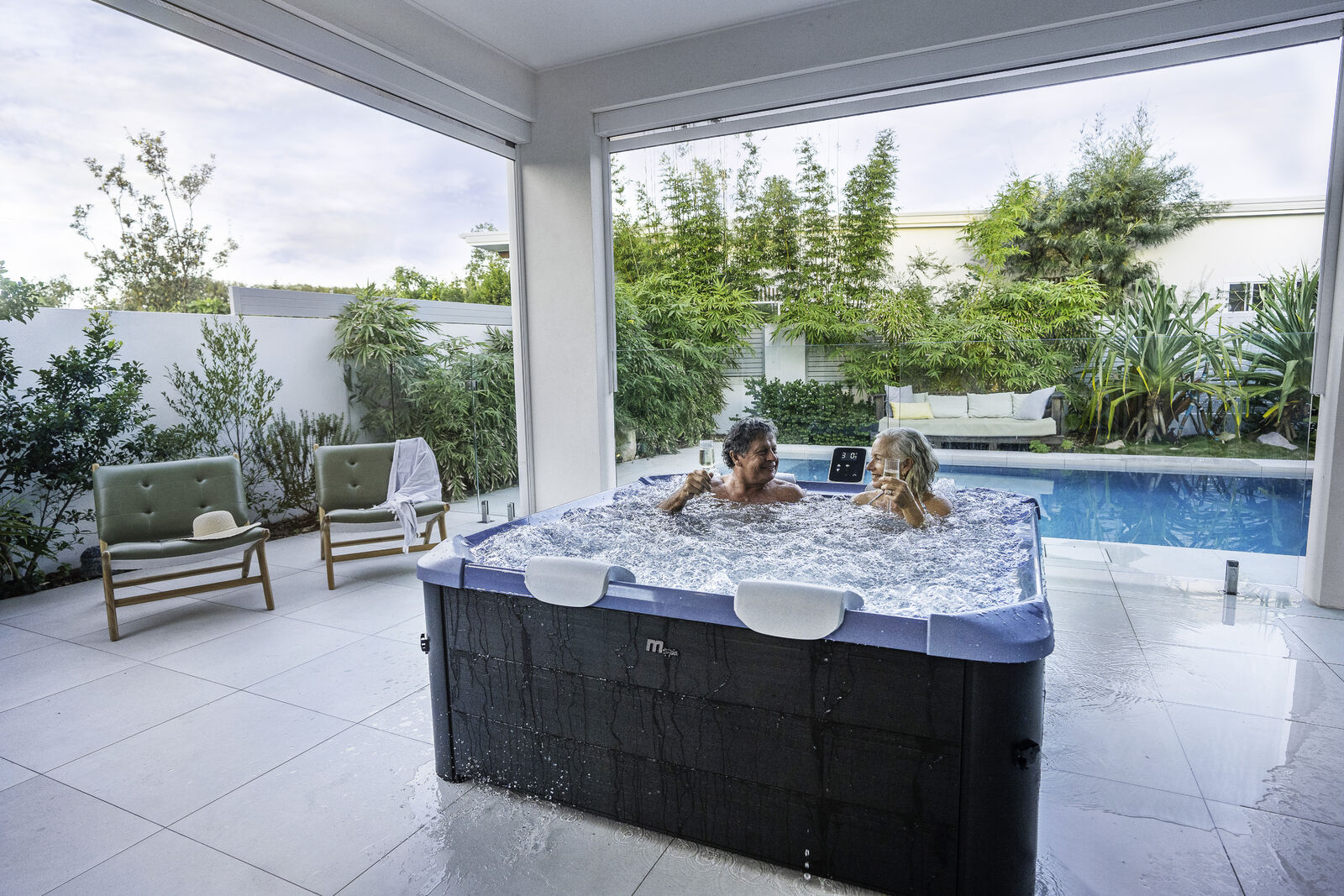 MSpa Whirlpool OSLO Sapphire inkl. LED / WiFi / UVC / 120 Luftdüsen / 8 Hydromassagedüsen