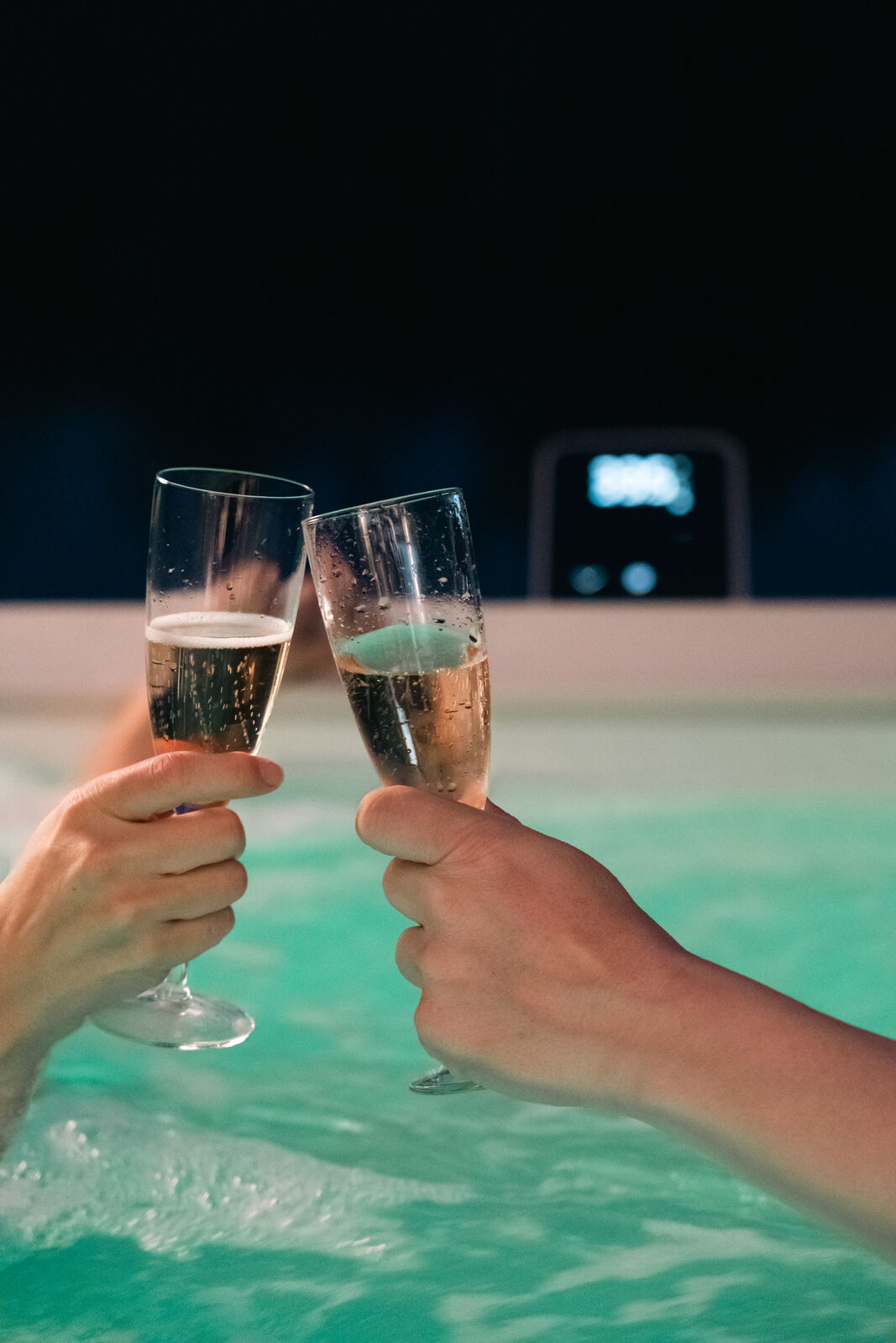 MSpa Whirlpool OSLO Sapphire inkl. LED / WiFi / UVC / 120 Luftdüsen / 8 Hydromassagedüsen