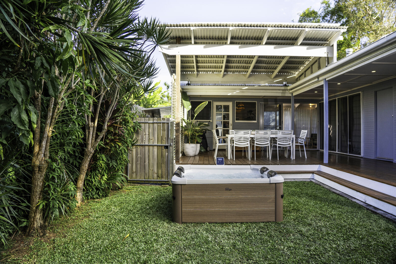 MSpa Whirlpool AMBER inkl. LED, WiFi, UVC - 120 Luftdüsen // 8 Hydromassagedüsen