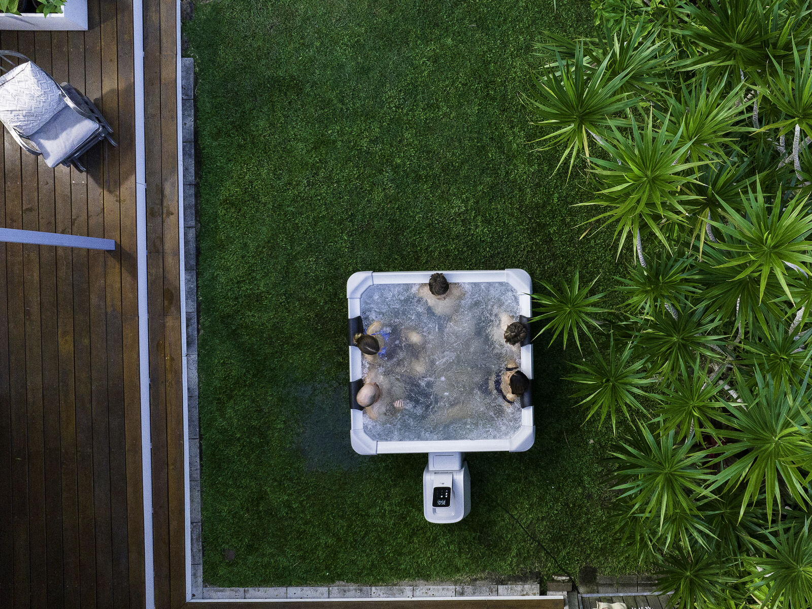 MSpa Whirlpool AMBER inkl. LED, WiFi, UVC - 120 Luftdüsen // 8 Hydromassagedüsen