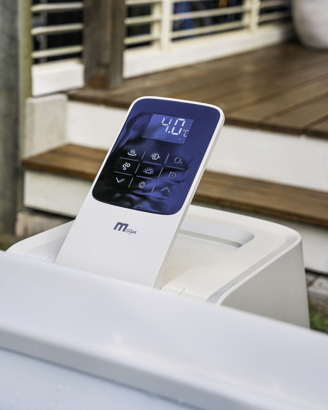 MSpa Whirlpool AMBER inkl. LED, WiFi, UVC - 120 Luftdüsen // 8 Hydromassagedüsen