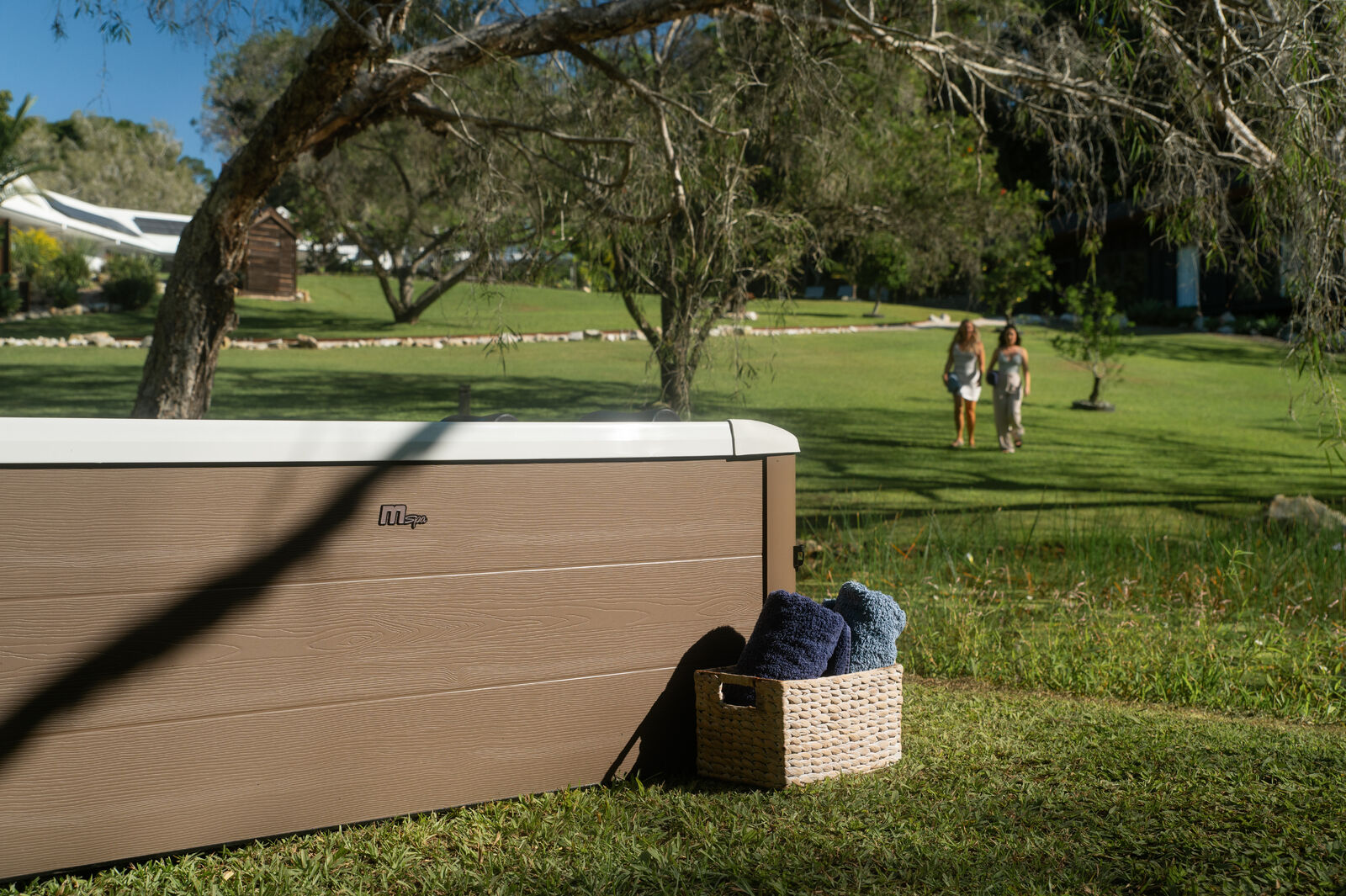 MSpa Whirlpool AMBER AERO PLUS 2026 XXL inkl. App, LED, 8 Hydromassagedüsen, 140 Luftdüsen