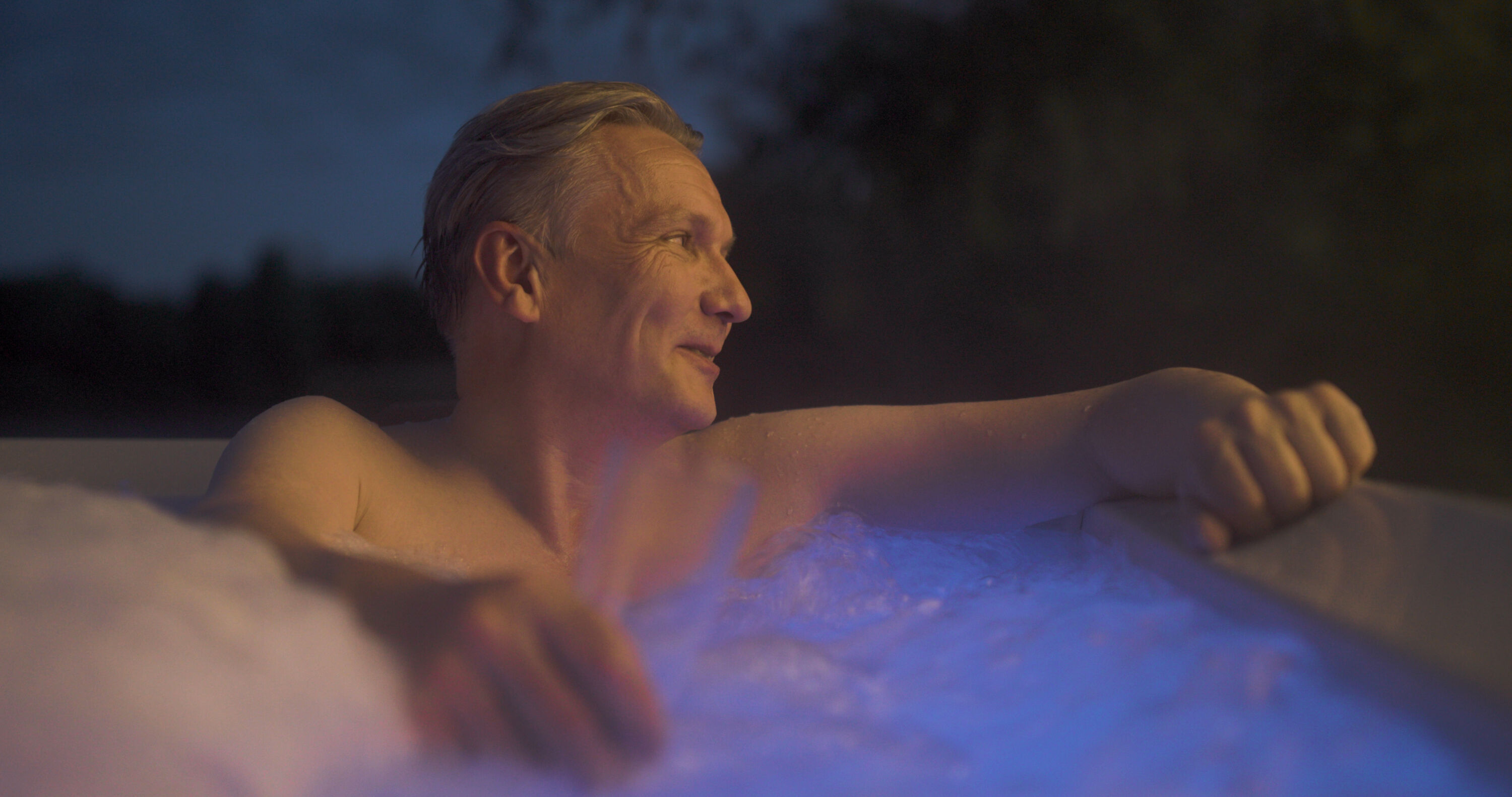 MSpa Whirlpool OSLO Sapphire inkl. LED / WiFi / UVC / 120 Luftdüsen / 8 Hydromassagedüsen