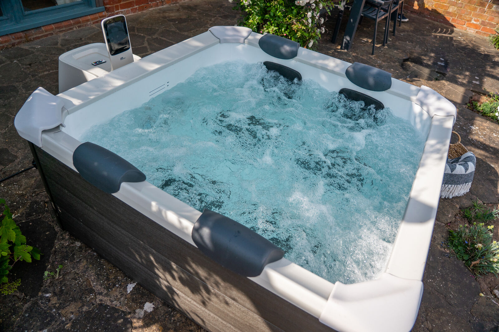 MSpa Whirlpool OSLO PLUS XXL 180 x 180 cm - VORBESTELLER Modell 2025 - inkl. WiFi, LED, UVC