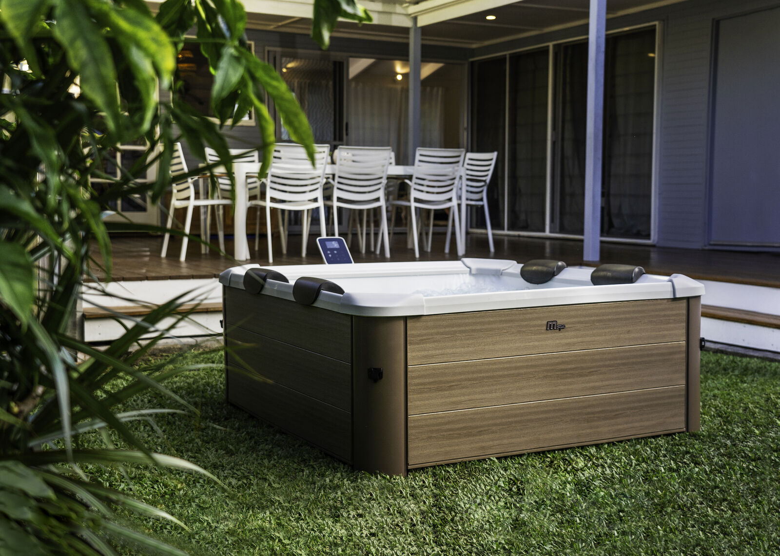 MSpa Whirlpool AMBER inkl. LED, WiFi, UVC - 120 Luftdüsen // 8 Hydromassagedüsen